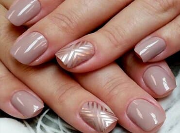 Regular Nails con diseño beige