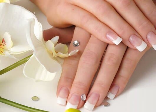 Uñas acrílicas con French